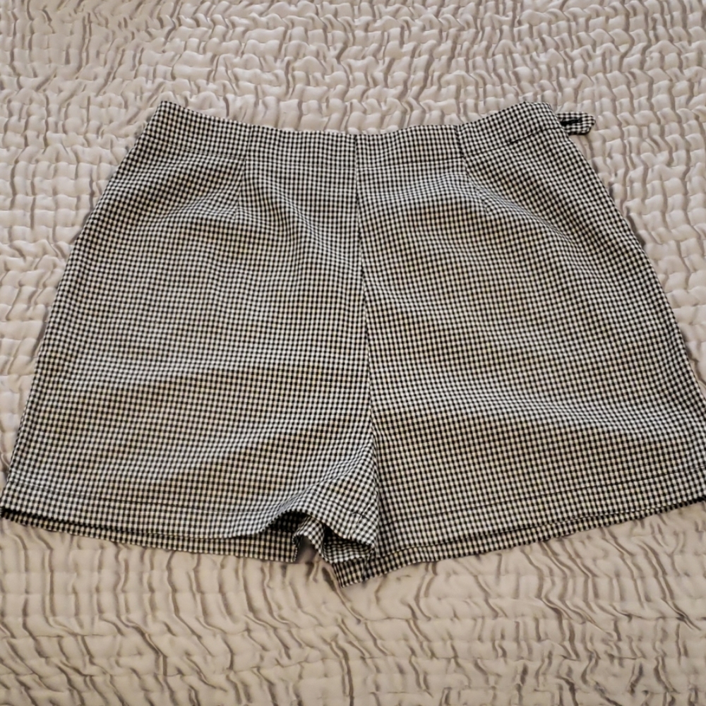 Lightweight side zip short